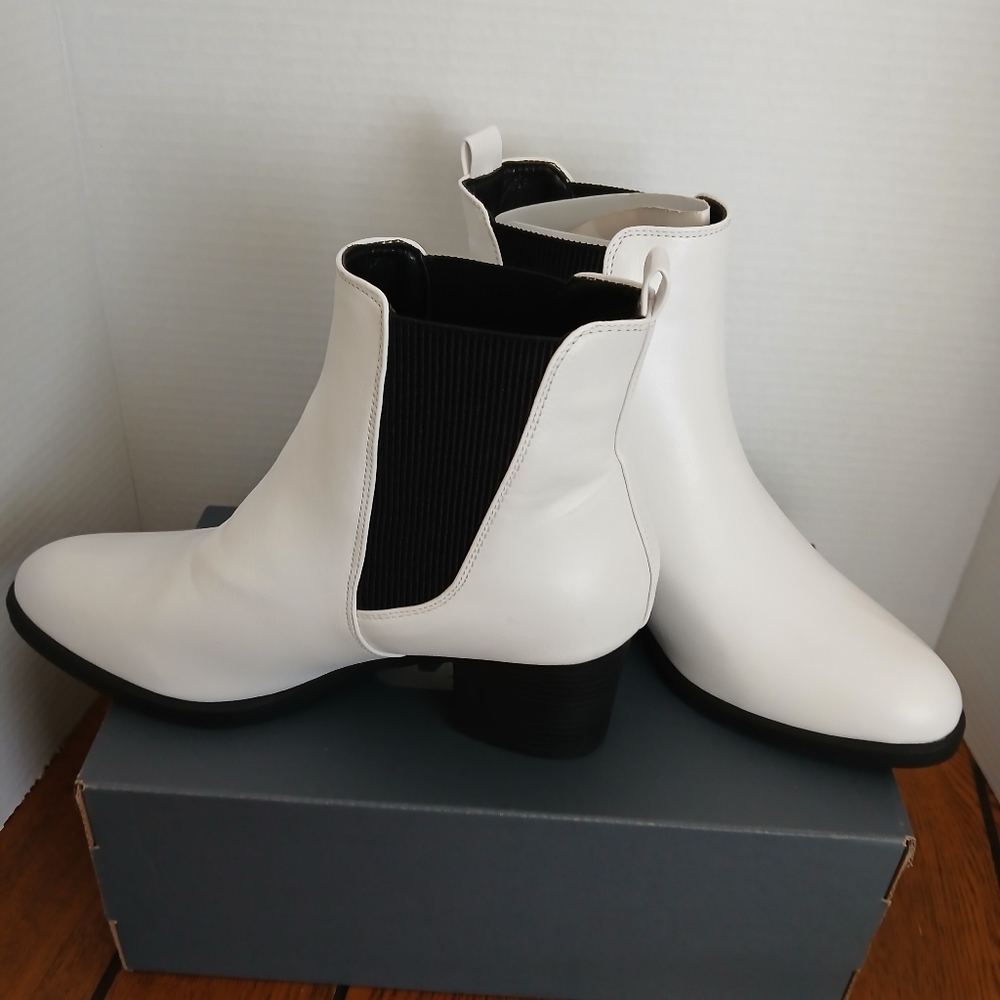 Melrose Ave Boots Womens Size 9 Block Heel Bootie 100%  White - Picture 6 of 7